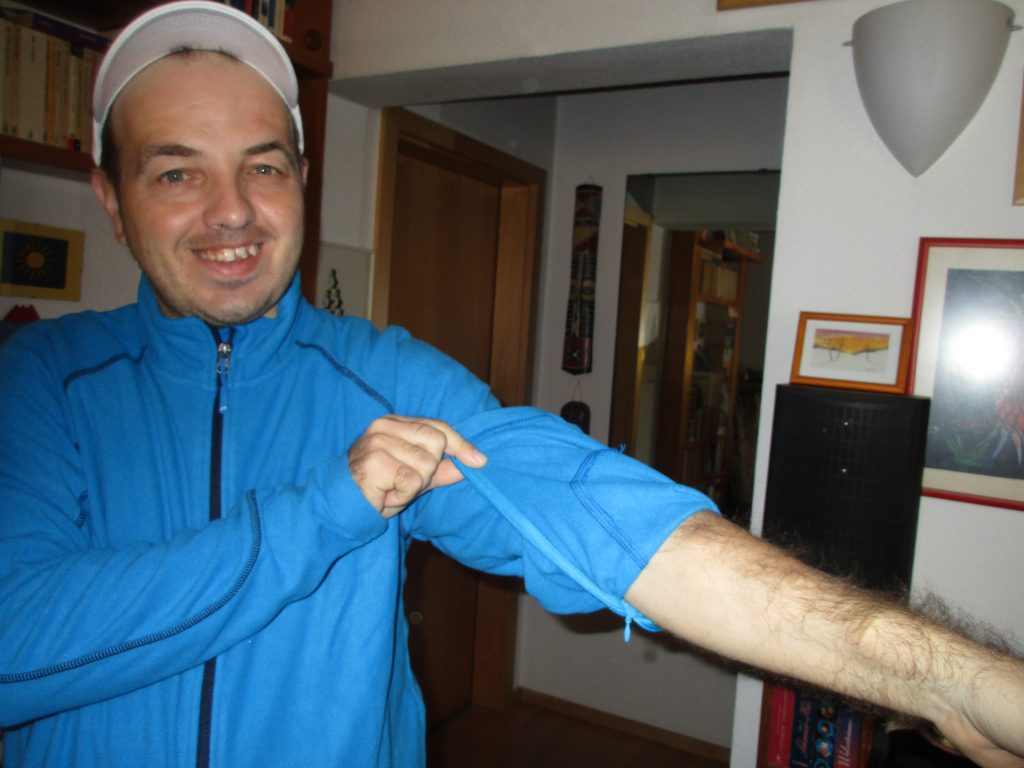blau-herren-fleece-jacke-für-dialysepatienten-mit-individuellem-reißverschluss-diazipp-dialysebekleidung-Kundenstimmen-Benedikt