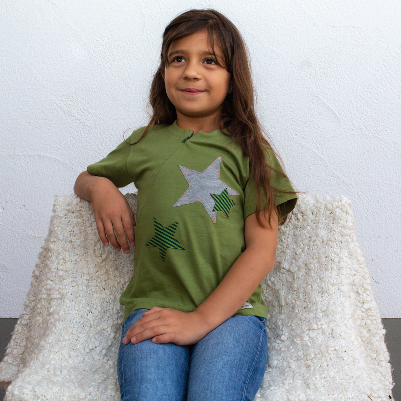 grün-kids-Sternenstaub-Bio-Shirt-für-dialysepatienten-diazipp-dialyse-bekleidung